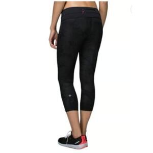 Lululemon Run Inspire Crop‎ II Size 4 All Luxtreme Savasana Camo Black Mesh